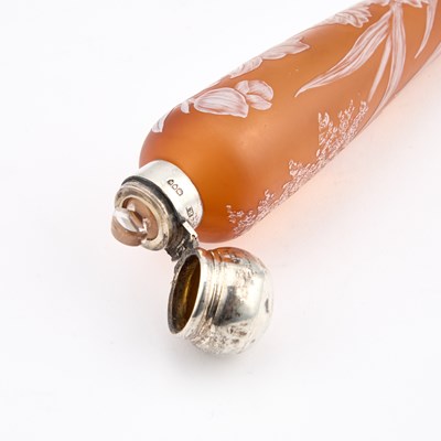 Lot 21 - A THOMAS WEBB & SONS SILVER-MOUNTED CAMEO GLASS SCENT BOTTLE