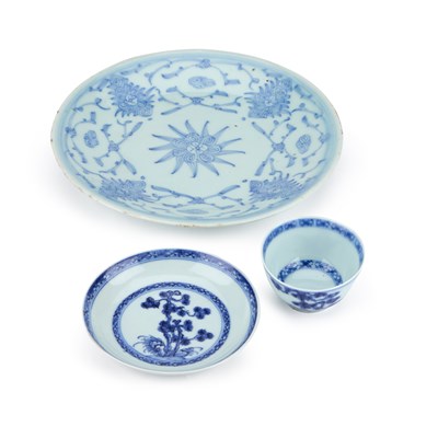 Lot 109 - AN 18TH CENTURY CHINESE BLUE AND WHITE TEA BOWL AND SAUCER