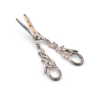 Lot 350 - A PAIR OF ELIZABETH II SILVER GRAPE SCISSORS