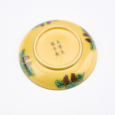 Lot 111 - A CHINESE YELLOW-GROUND 'DRAGON' DISH