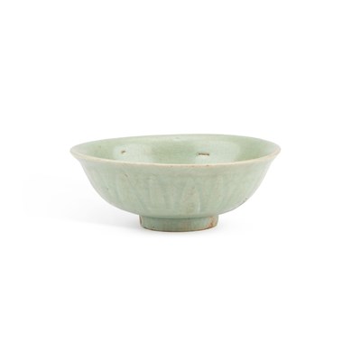 Lot 153 - A CHINESE CELADON BOWL