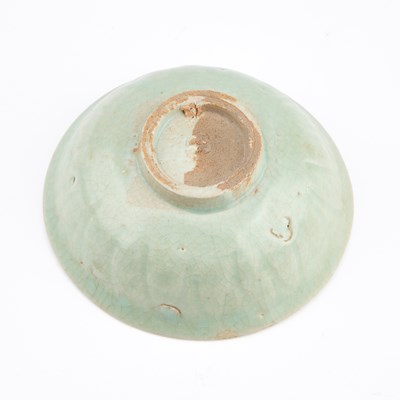 Lot 153 - A CHINESE CELADON BOWL