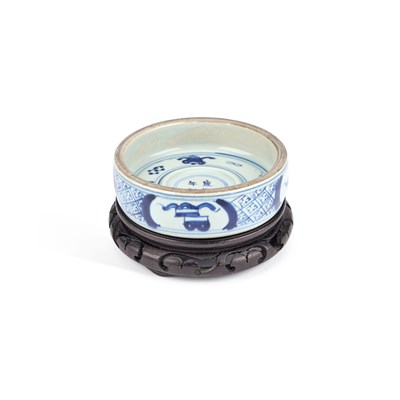 Lot 215 - A CHINESE BLUE AND WHITE PORCELAIN INK STONE