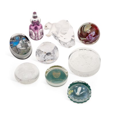 Lot 34 - A GROUP OF GLASS PAPERWEIGHTS