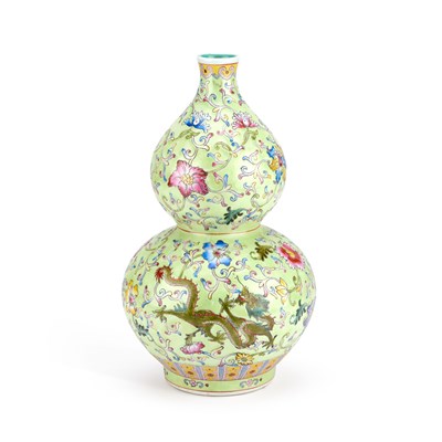 Lot 96 - A CHINESE FAMILLE ROSE PORCELAIN DOUBLE GOURD VASE