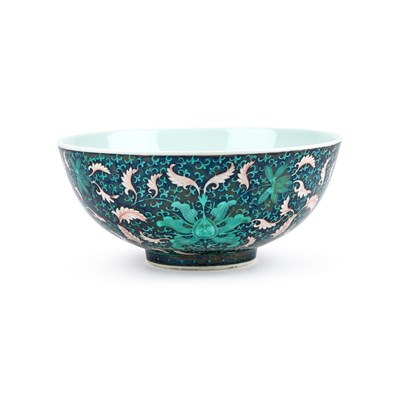 Lot 102 - A LARGE CHINESE FAMILLE NOIRE PORCELAIN BOWL