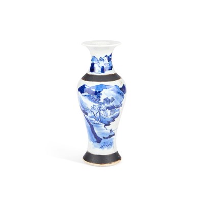 Lot 133 - A CHINESE BLUE AND WHITE CRACKLEWARE VASE