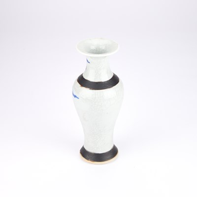 Lot 133 - A CHINESE BLUE AND WHITE CRACKLEWARE VASE