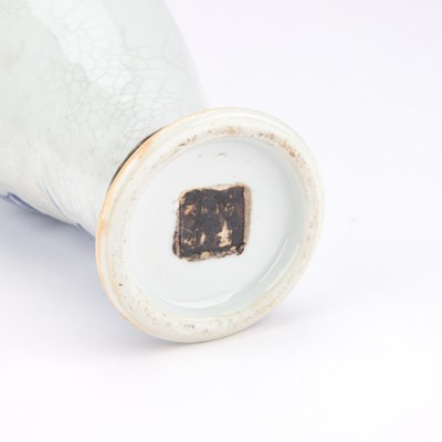 Lot 133 - A CHINESE BLUE AND WHITE CRACKLEWARE VASE