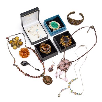 Lot 335 - A GROUP OF COSTUME JEWELLERY