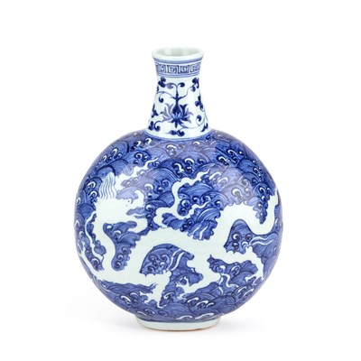 Lot 160 - A CHINESE BLUE AND WHITE 'DRAGONS' VASE