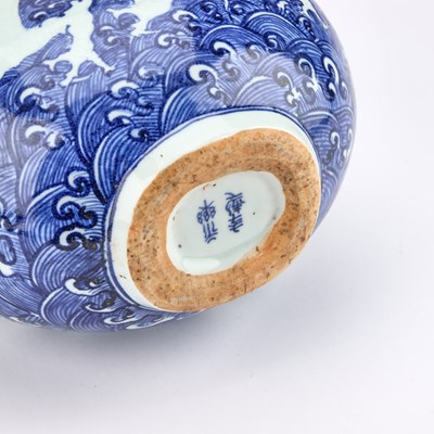 Lot 160 - A CHINESE BLUE AND WHITE 'DRAGONS' VASE