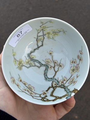 Lot 87 - A CHINESE FAMILLE ROSE PORCELAIN BOWL