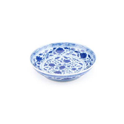 Lot 95 - A CHINESE BLUE AND WHITE PORCELAIN DISH