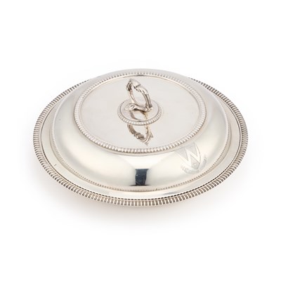 Lot 189 - A GEORGE IV SILVER ENTRÉE DISH AND COVER