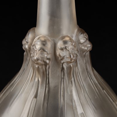 Lot 27 - RENÉ LALIQUE (FRENCH, 1860-1945), 'SIX TÉTES', AN EARLY FROSTED GLASS DECANTER AND STOPPER