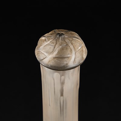 Lot 27 - RENÉ LALIQUE (FRENCH, 1860-1945), 'SIX TÉTES', AN EARLY FROSTED GLASS DECANTER AND STOPPER