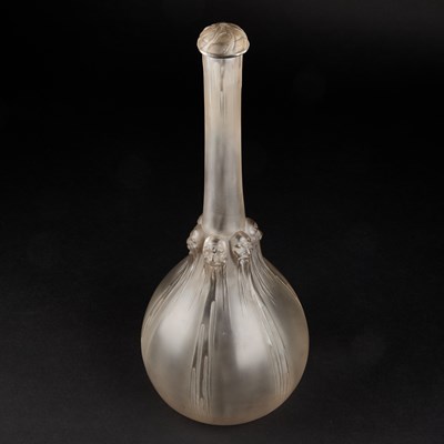 Lot 27 - RENÉ LALIQUE (FRENCH, 1860-1945), 'SIX TÉTES', AN EARLY FROSTED GLASS DECANTER AND STOPPER