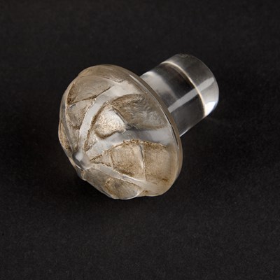 Lot 27 - RENÉ LALIQUE (FRENCH, 1860-1945), 'SIX TÉTES', AN EARLY FROSTED GLASS DECANTER AND STOPPER