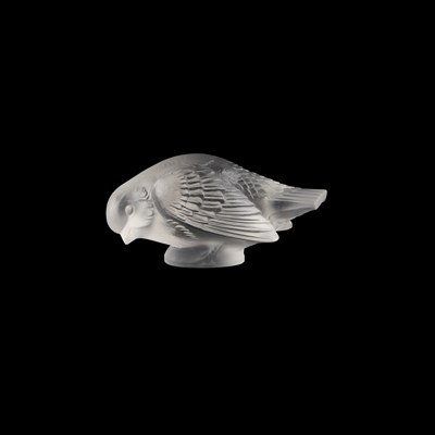 Lot 25 - RENÉ LALIQUE (FRENCH, 1860-1945), A 'MOINEAU' PAPERWEIGHT