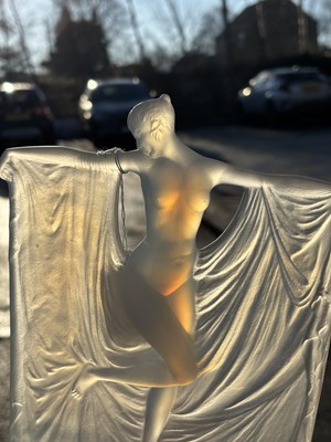 Lot 28 - RENÉ LALIQUE (FRENCH, 1860-1945), A 'SUZANNE' STATUETTE