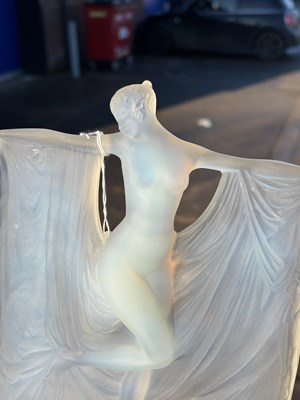 Lot 28 - RENÉ LALIQUE (FRENCH, 1860-1945), A 'SUZANNE' STATUETTE