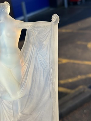 Lot 28 - RENÉ LALIQUE (FRENCH, 1860-1945), A 'SUZANNE' STATUETTE