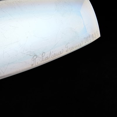 Lot 28 - RENÉ LALIQUE (FRENCH, 1860-1945), A 'SUZANNE' STATUETTE