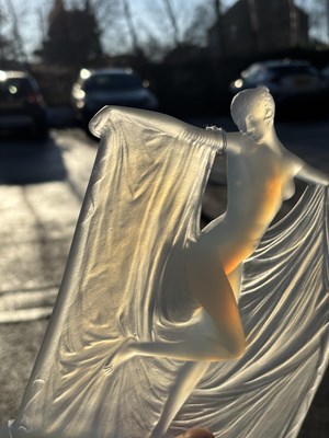 Lot 28 - RENÉ LALIQUE (FRENCH, 1860-1945), A 'SUZANNE' STATUETTE