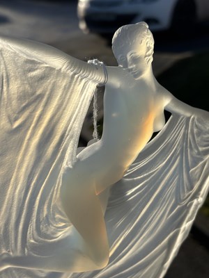 Lot 28 - RENÉ LALIQUE (FRENCH, 1860-1945), A 'SUZANNE' STATUETTE