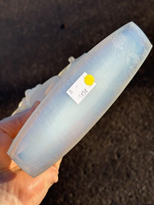 Lot 28 - RENÉ LALIQUE (FRENCH, 1860-1945), A 'SUZANNE' STATUETTE