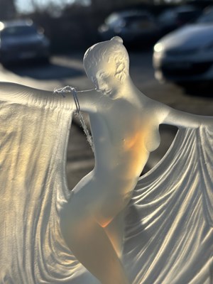 Lot 28 - RENÉ LALIQUE (FRENCH, 1860-1945), A 'SUZANNE' STATUETTE