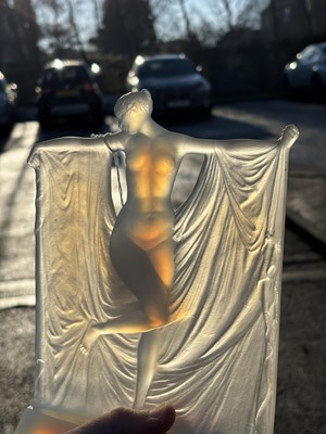 Lot 28 - RENÉ LALIQUE (FRENCH, 1860-1945), A 'SUZANNE' STATUETTE