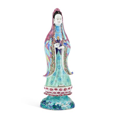 Lot 99 - A CHINESE FAMILLE ROSE PORCELAIN FIGURE OF GUANYIN ON STAND, CIRCA 1700