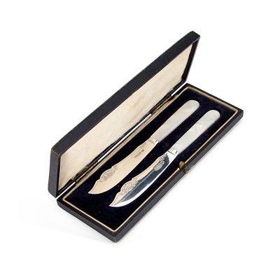 Lot 399 - A PAIR OF GEORGE V SILVER AND MOTHER-OF-PEARL HANDLED BUTTER KNIVES