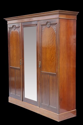 Lot 383 - AN EDWARDIAN MAHOGANY WARDROBE