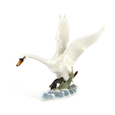 Lot 112 - A HUTSCHENREUTHER PORCELAIN MODEL OF A SWAN