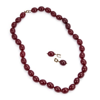 Lot 334 - A RED PLASTIC BEAD NECKLACE AND EARRING SET