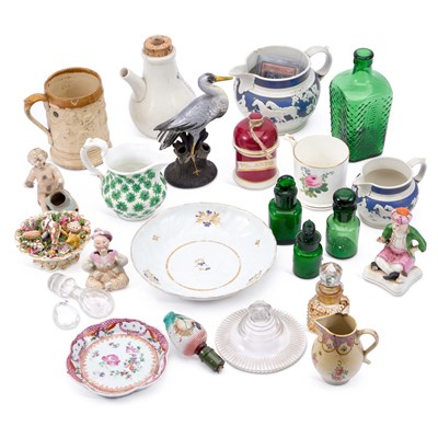 Lot 92 - A GROUP OF CERAMICS AND GLASS