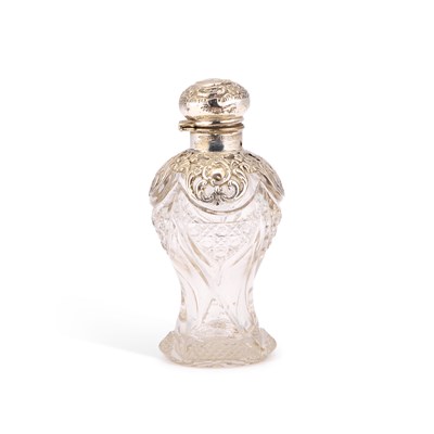 Lot 409 - AN EDWARDIAN SILVER-MOUNTED CUT-GLASS SCENT BOTTLE