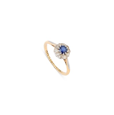 Lot 852 - A SAPPHIRE AND DIAMOND CLUSTER RING