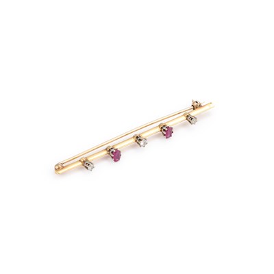 Lot 838 - A RUBY AND DIAMOND BAR BROOCH