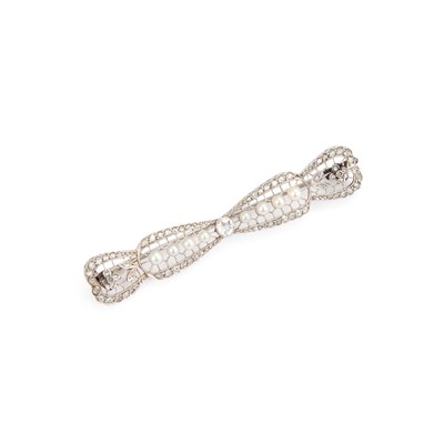 Lot 850 - AN EARLY 20TH CENTURY SEED PEARL AND DIAMOND BOW BROOCH