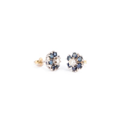 Lot 711 - A PAIR OF DIAMOND AND SAPPHIRE CLUSTER STUD EARRINGS