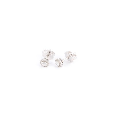 Lot 695 - A PAIR OF 18 CARAT WHITE GOLD DIAMOND CLUSTER STUD EARRINGS