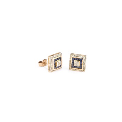 Lot 753 - A PAIR OF SAPPHIRE AND DIAMOND CLUSTER STUD EARRINGS