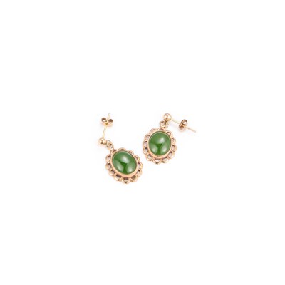 Lot 687 - A PAIR OF SOLITAIRE NEPHRITE PENDANT EARRINGS