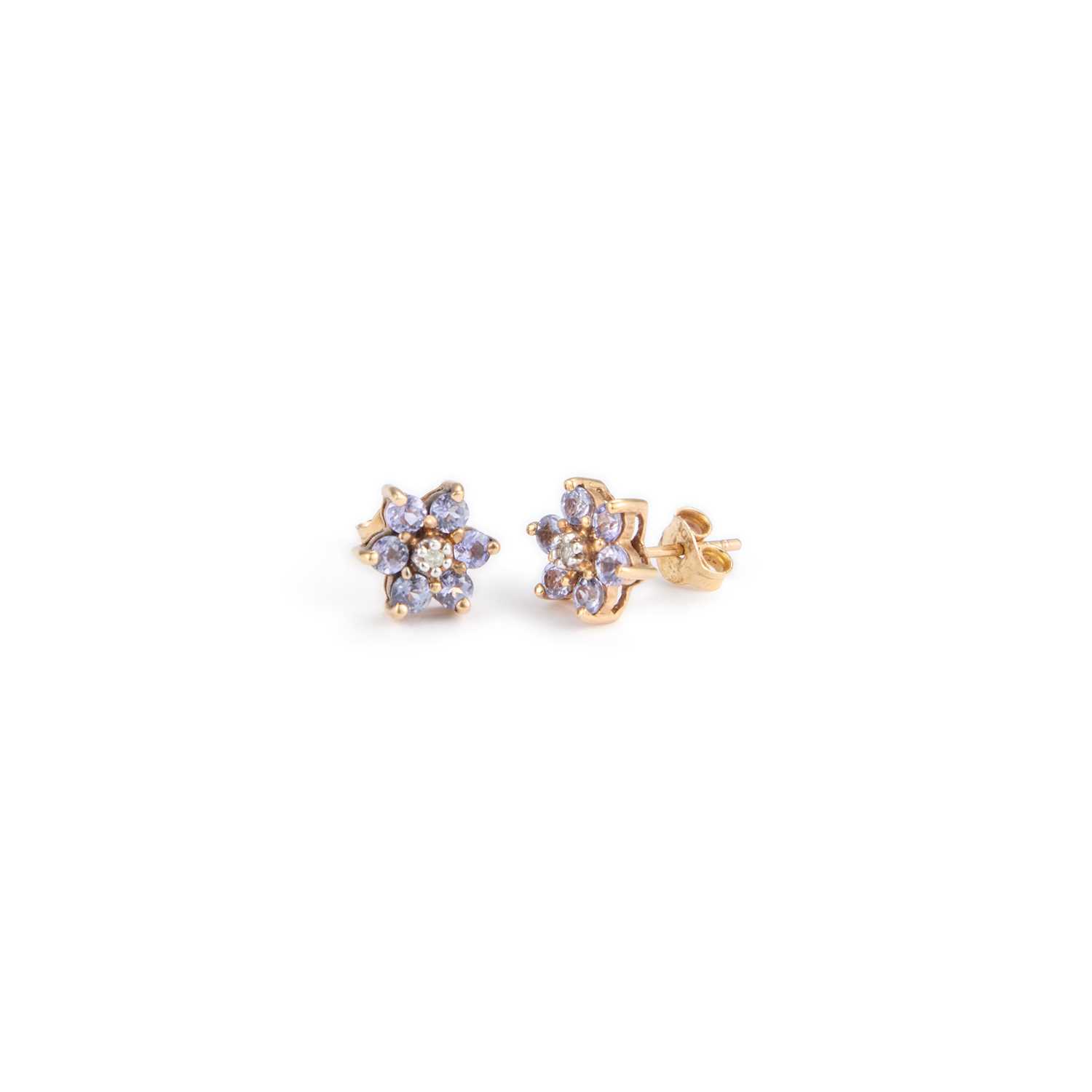 Lot 672 - A PAIR OF TANZANITE AND DIAMOND CLUSTER STUD EARRINGS