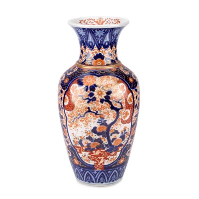 Lot 141 - A LARGE JAPANESE IMARI VASE