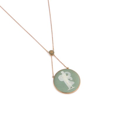 Lot 844 - A WEDGWOOD GREEN JASPERWARE PENDANT NECKLACE